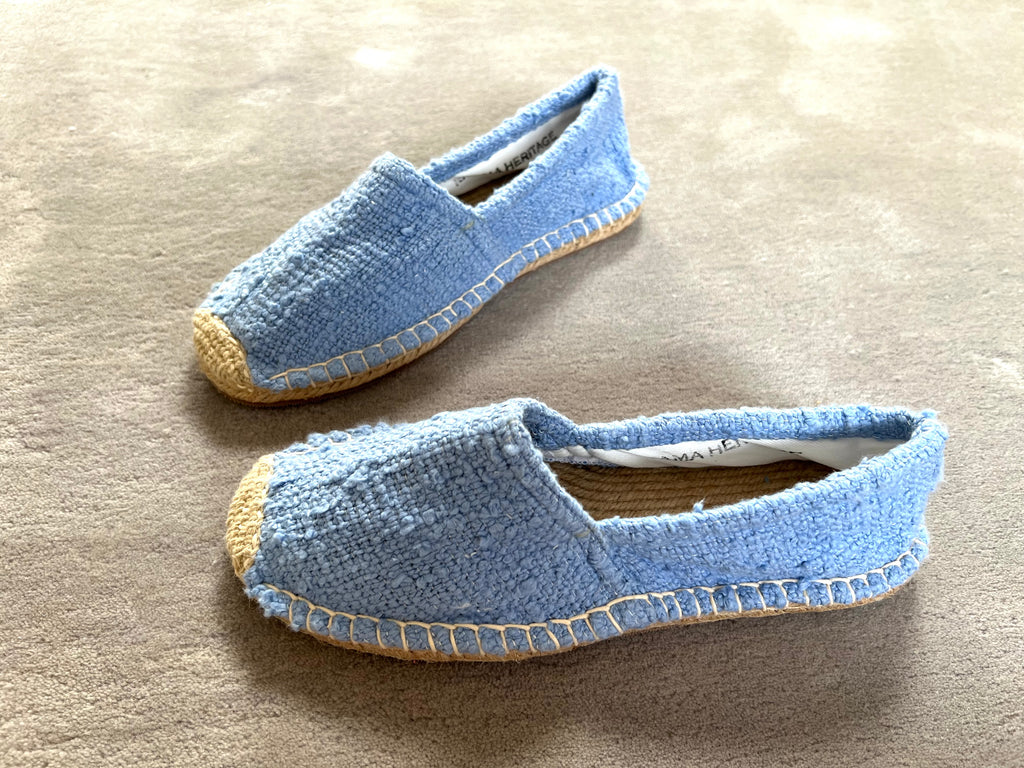 Les espadrilles Naturelles Azur dans leur grand écrin naturel en feuille de palmier