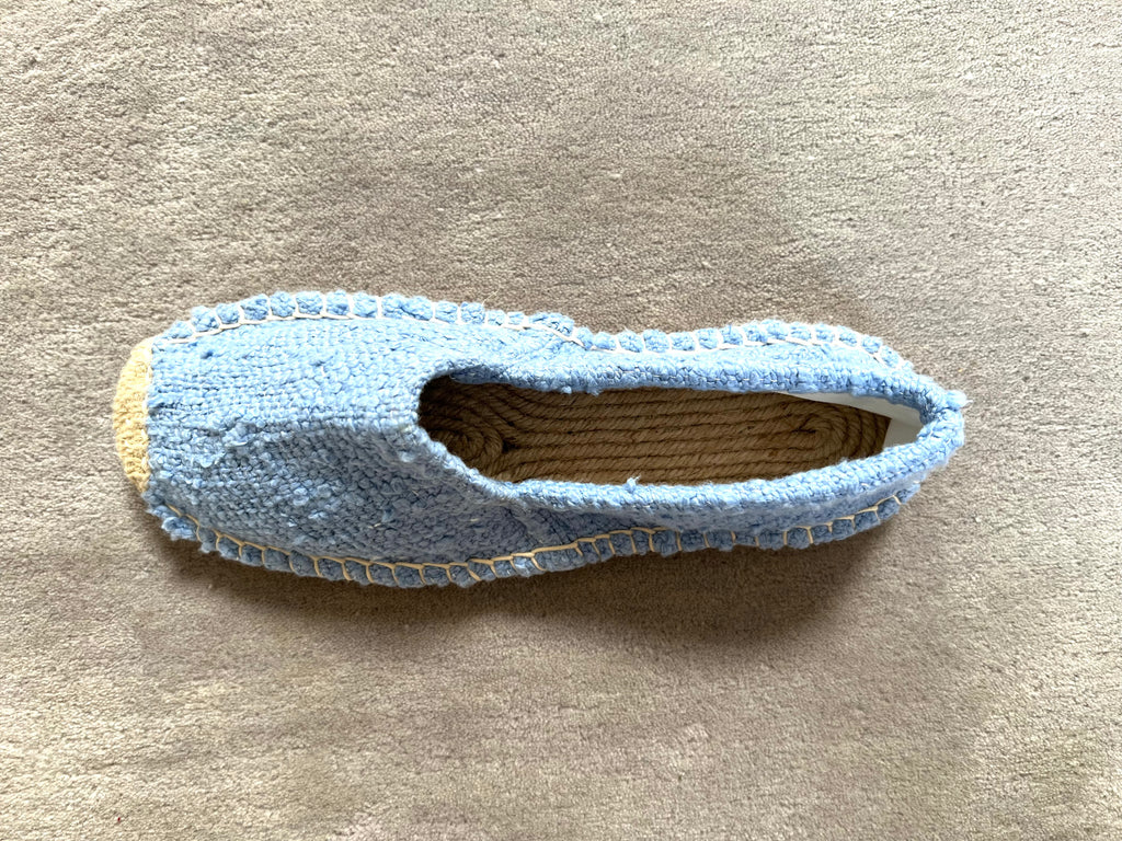 Les espadrilles Naturelles Azur dans leur grand écrin naturel en feuille de palmier