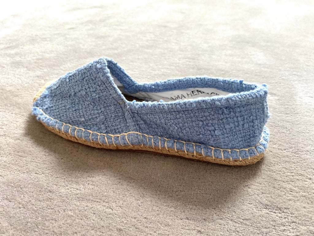 Les espadrilles Naturelles Azur dans leur grand écrin naturel en feuille de palmier