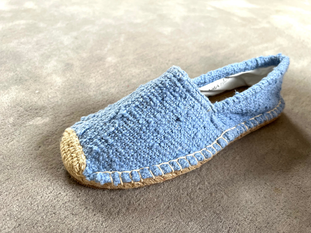 Les espadrilles Naturelles Azur dans leur grand écrin naturel en feuille de palmier