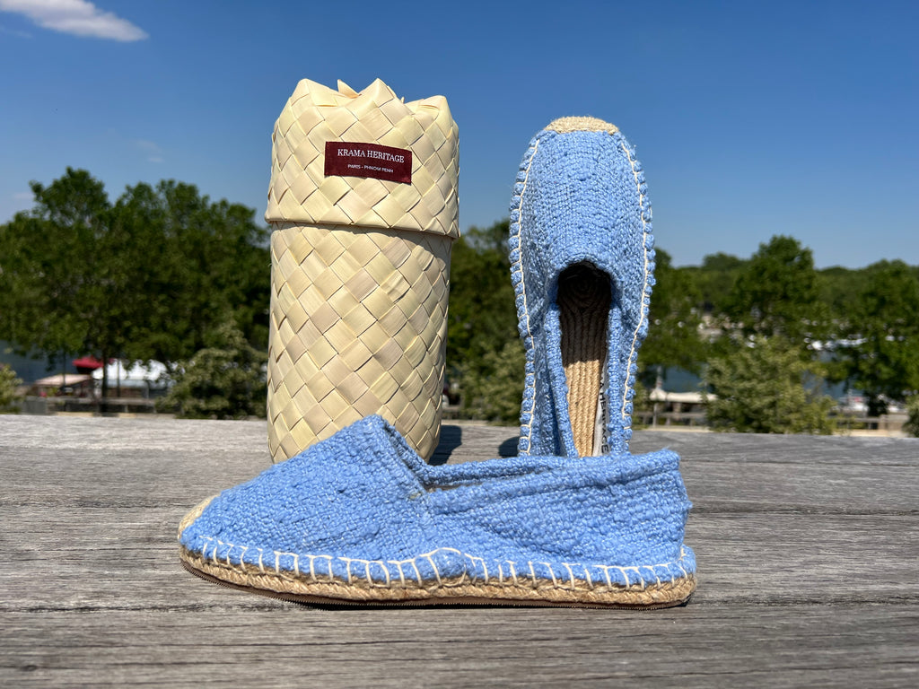 Les espadrilles Naturelles Azur dans leur grand écrin naturel en feuille de palmier
