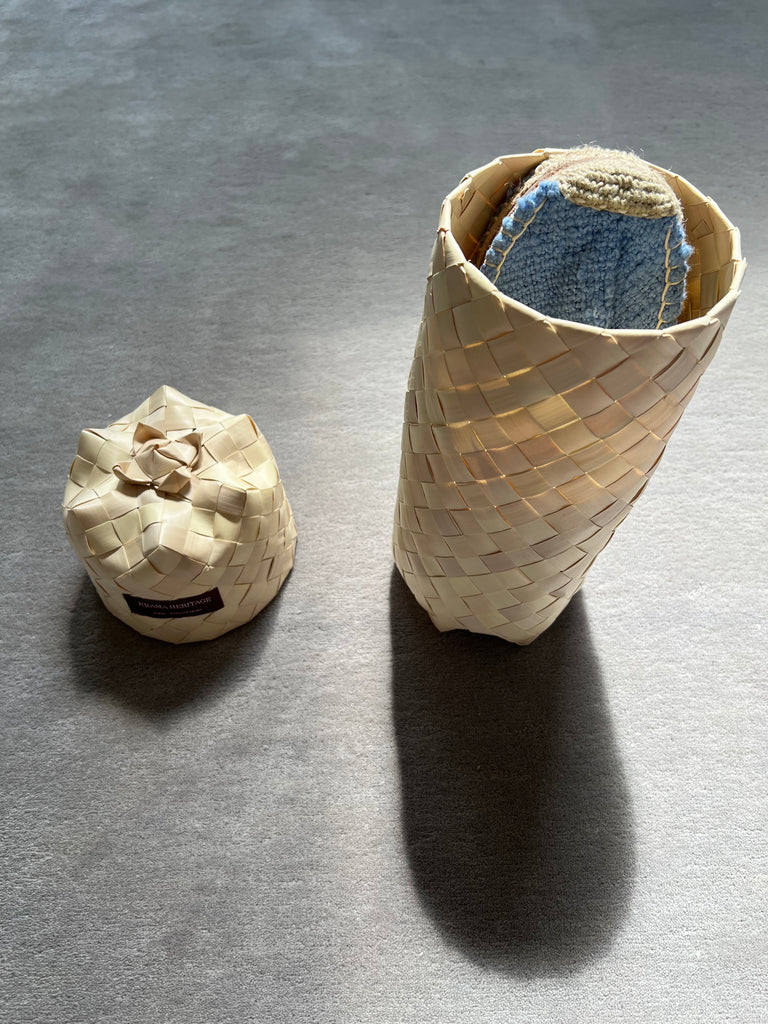 Les espadrilles Naturelles Azur dans leur grand écrin naturel en feuille de palmier