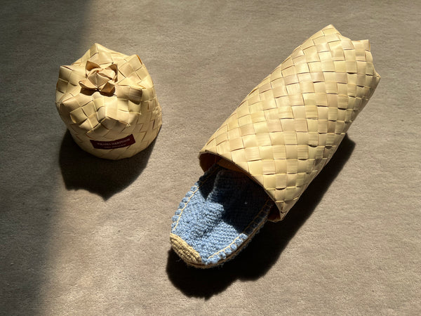 Les espadrilles Naturelles Azur dans leur grand écrin naturel en feuille de palmier