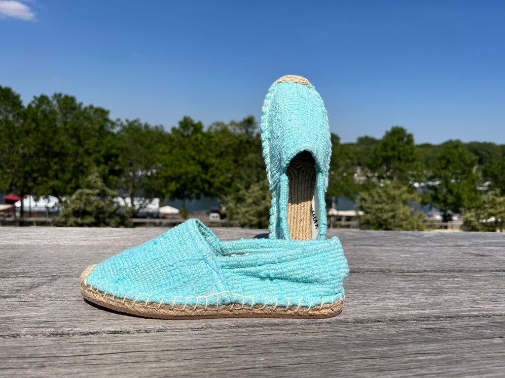 Les espadrilles Naturelles Cyan dans leur grand écrin naturel en feuille de palmier
