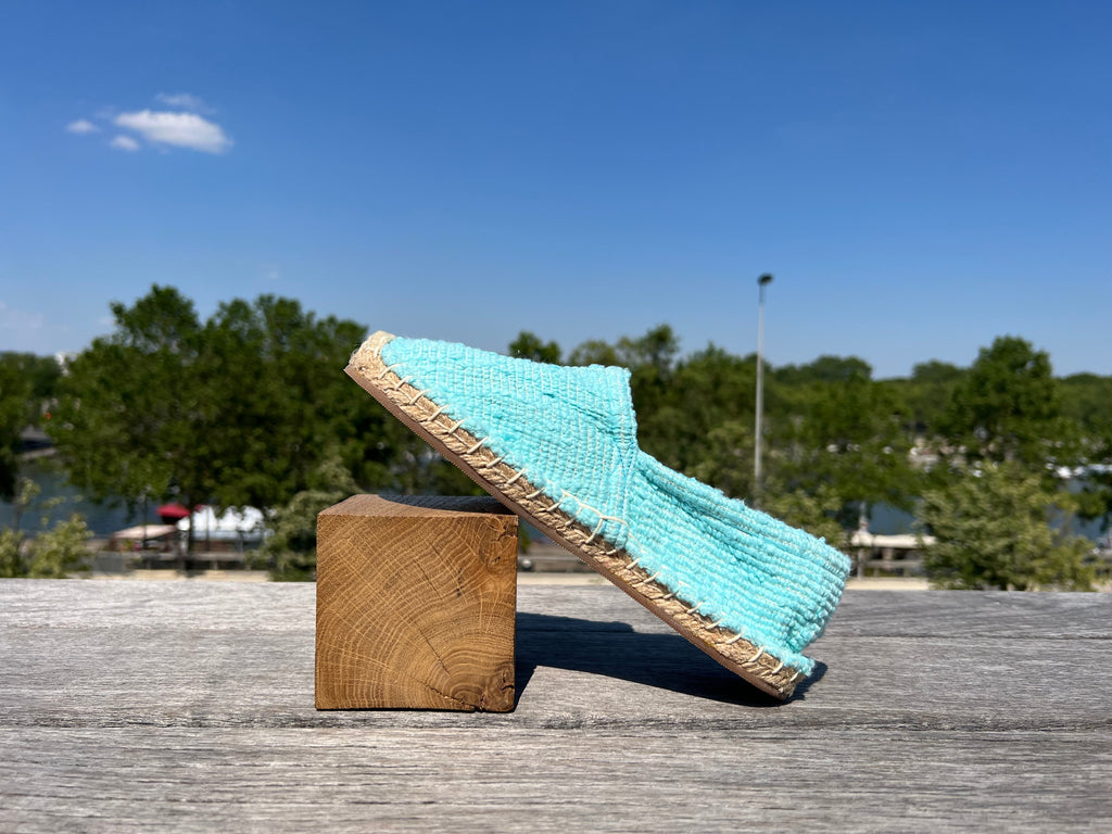Les espadrilles Naturelles Cyan dans leur grand écrin naturel en feuille de palmier