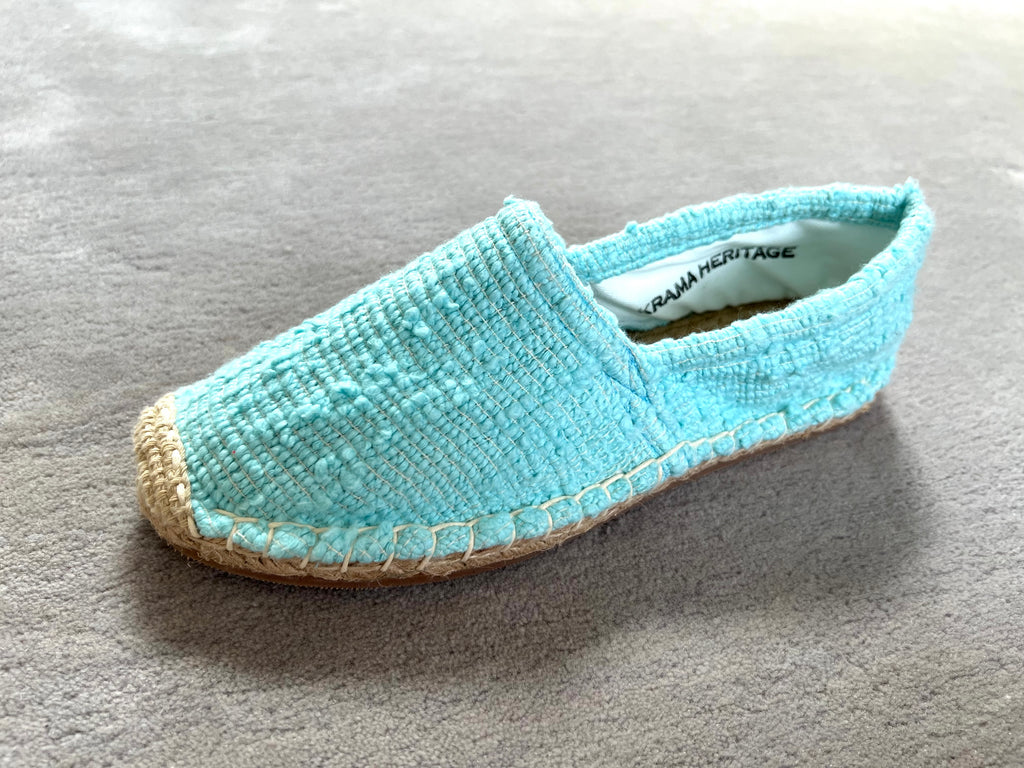 Les espadrilles Naturelles Cyan dans leur grand écrin naturel en feuille de palmier