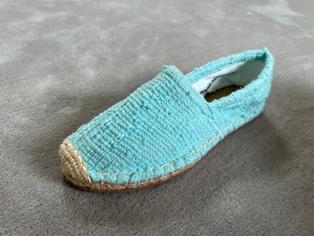Les espadrilles Naturelles Cyan dans leur grand écrin naturel en feuille de palmier