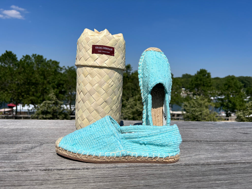Les espadrilles Naturelles Cyan dans leur grand écrin naturel en feuille de palmier