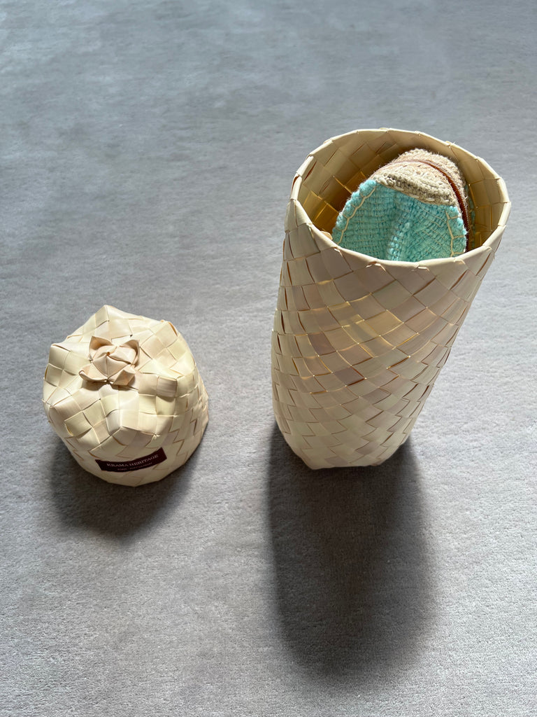 Les espadrilles Naturelles Cyan dans leur grand écrin naturel en feuille de palmier