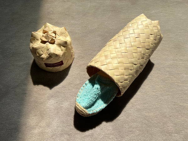 Les espadrilles Naturelles Cyan dans leur grand écrin naturel en feuille de palmier