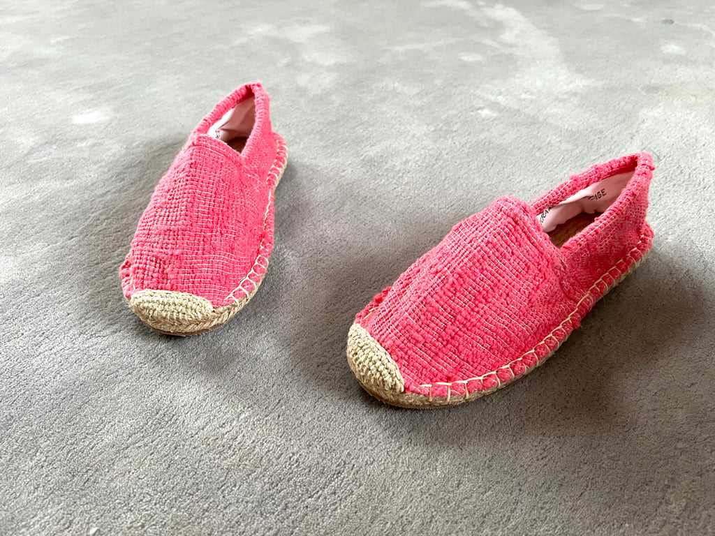 Les espadrilles Naturelles Framboise dans leur grand écrin naturel en feuille de palmier