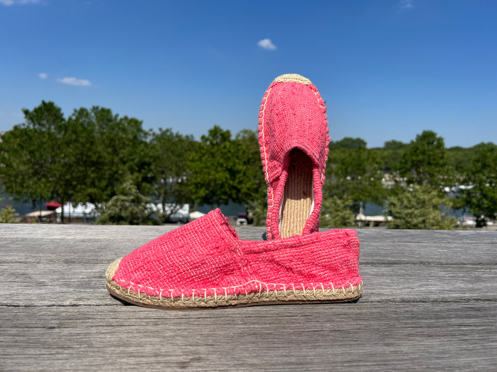 Les espadrilles Naturelles Framboise dans leur grand écrin naturel en feuille de palmier