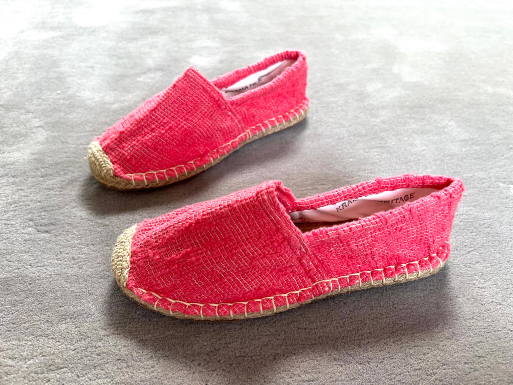 Les espadrilles Naturelles Framboise dans leur grand écrin naturel en feuille de palmier
