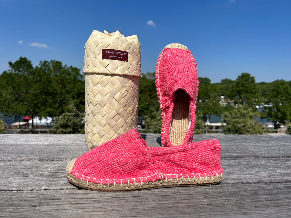 Les espadrilles Naturelles Framboise dans leur grand écrin naturel en feuille de palmier