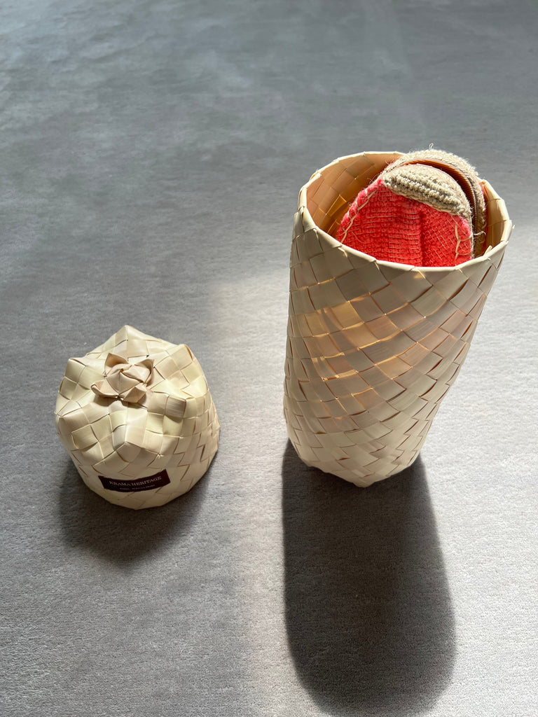 Les espadrilles Naturelles Framboise dans leur grand écrin naturel en feuille de palmier