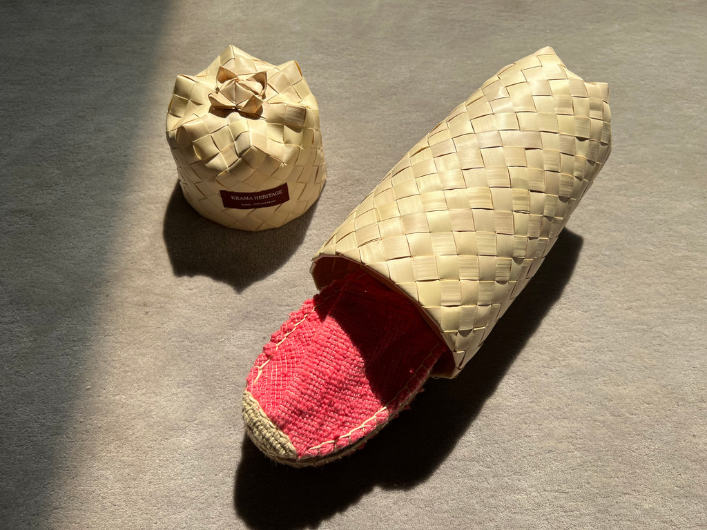 Les espadrilles Naturelles Framboise dans leur grand écrin naturel en feuille de palmier