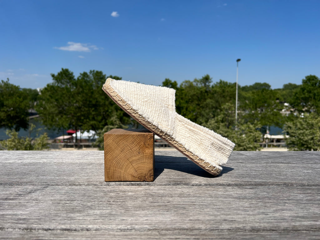 Les espadrilles Naturelles Ivoire dans leur grand écrin naturel en feuille de palmier