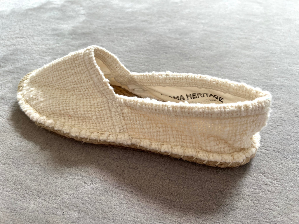 Les espadrilles Naturelles Ivoire dans leur grand écrin naturel en feuille de palmier