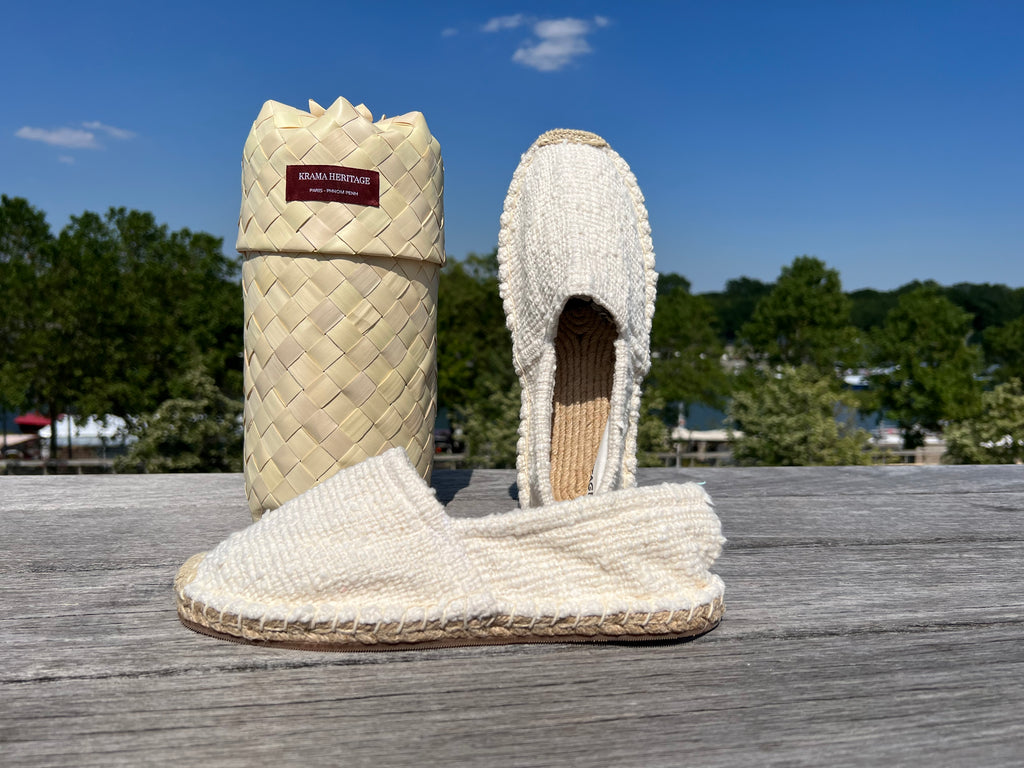 Les espadrilles Naturelles Ivoire dans leur grand écrin naturel en feuille de palmier