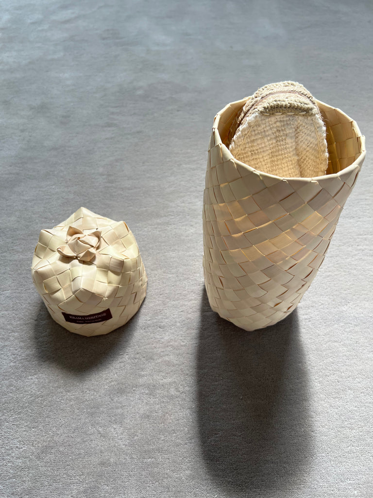 Les espadrilles Naturelles Ivoire dans leur grand écrin naturel en feuille de palmier