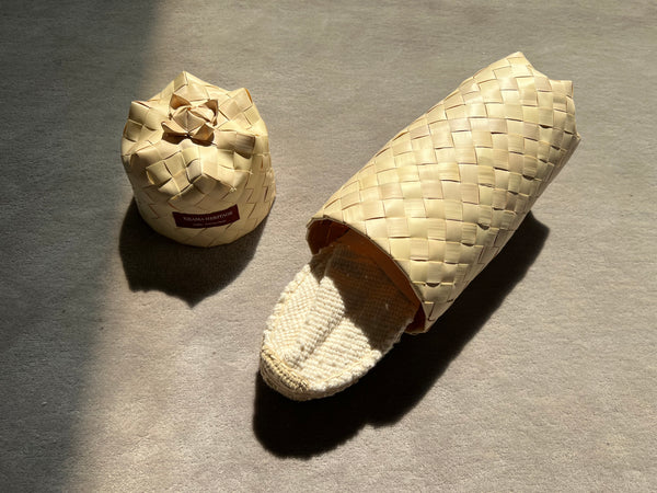 Les espadrilles Naturelles Ivoire dans leur grand écrin naturel en feuille de palmier