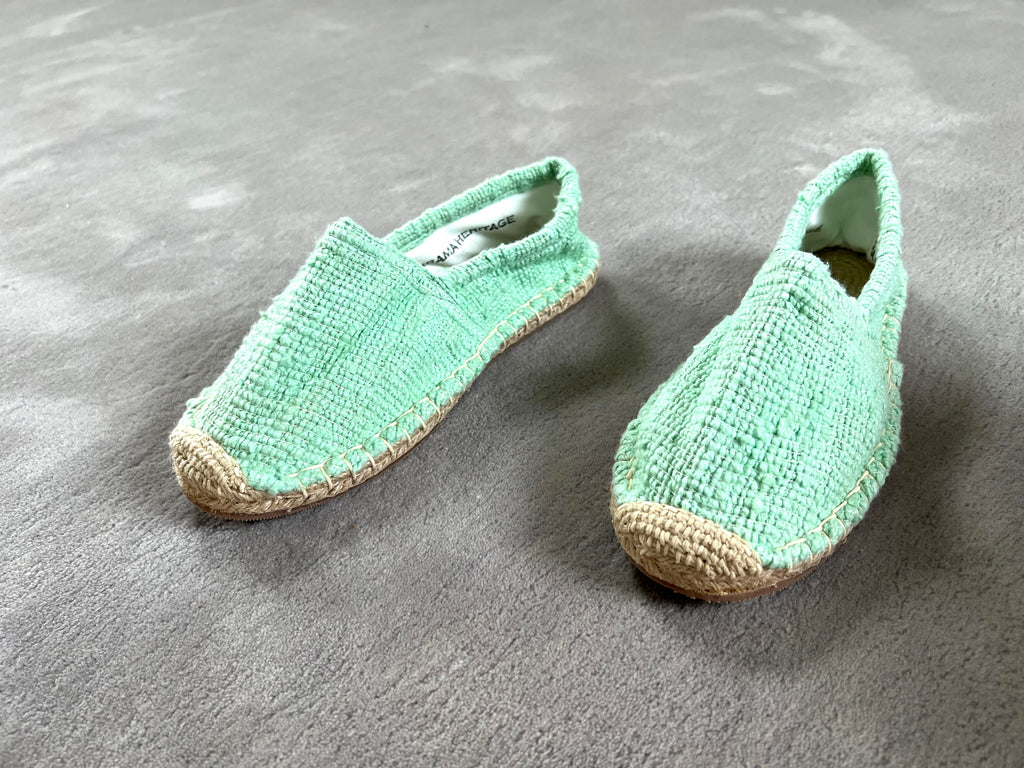 Les espadrilles Naturelles Jade dans leur grand écrin naturel en feuille de palmier