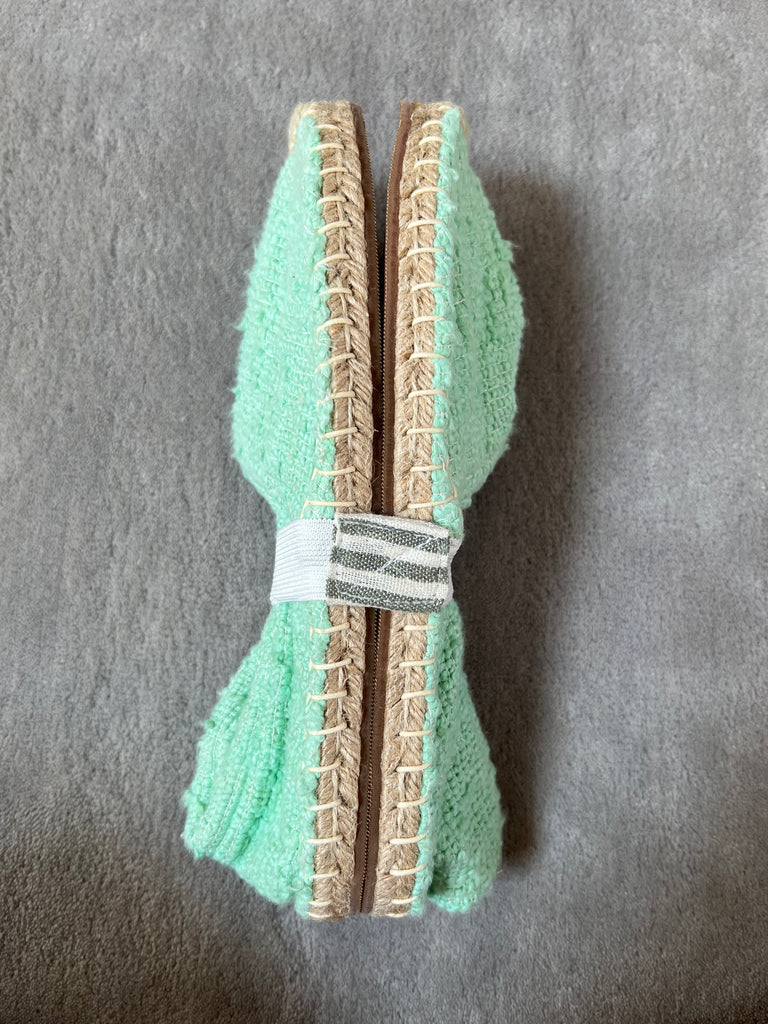 Les espadrilles Naturelles Jade dans leur grand écrin naturel en feuille de palmier
