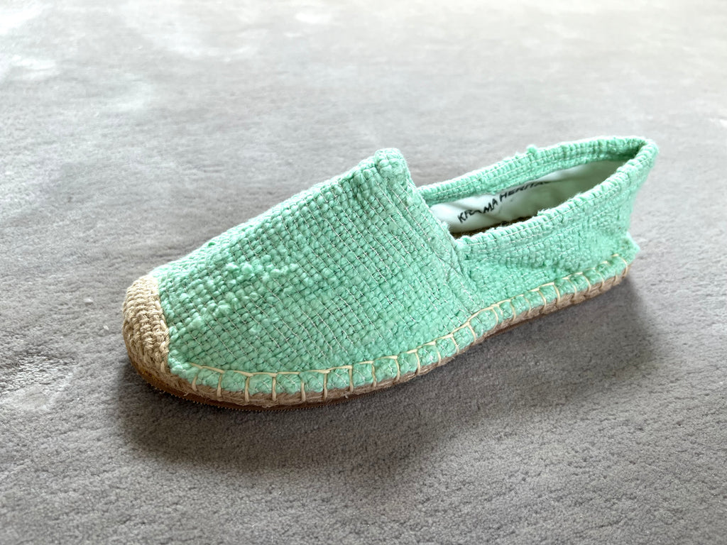 Les espadrilles Naturelles Jade dans leur grand écrin naturel en feuille de palmier