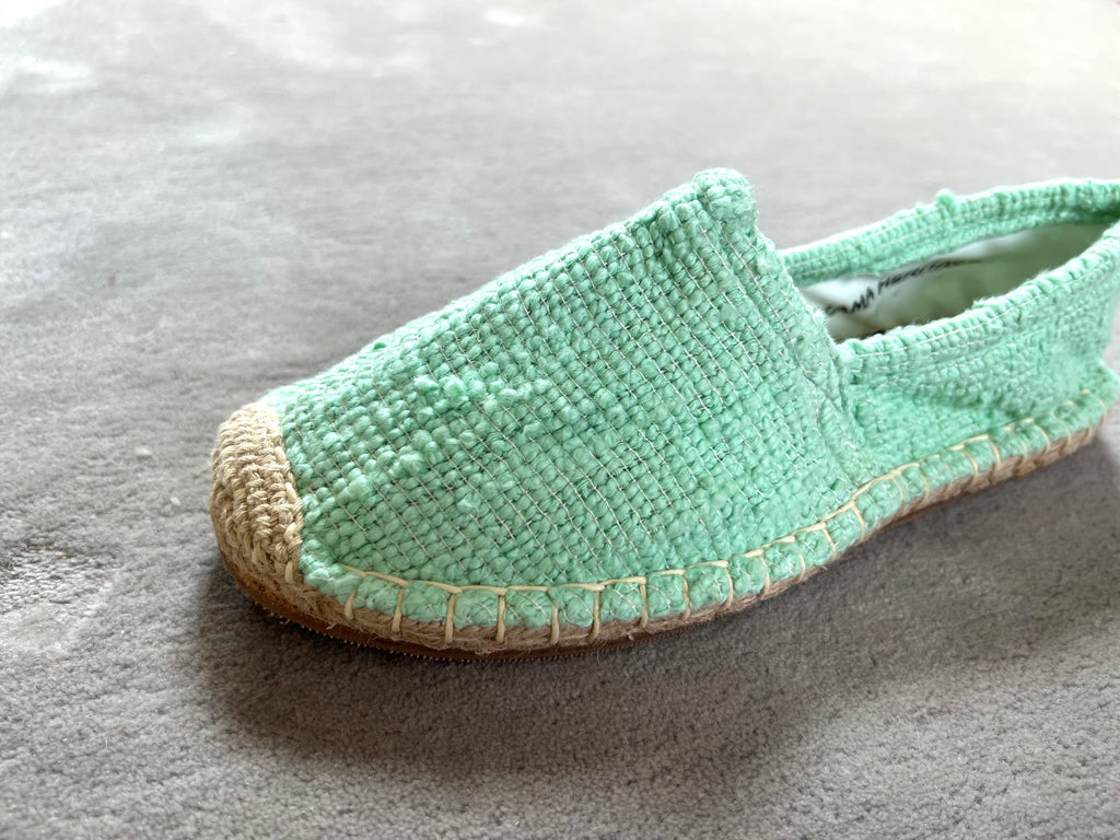 Les espadrilles Naturelles Jade dans leur grand écrin naturel en feuille de palmier