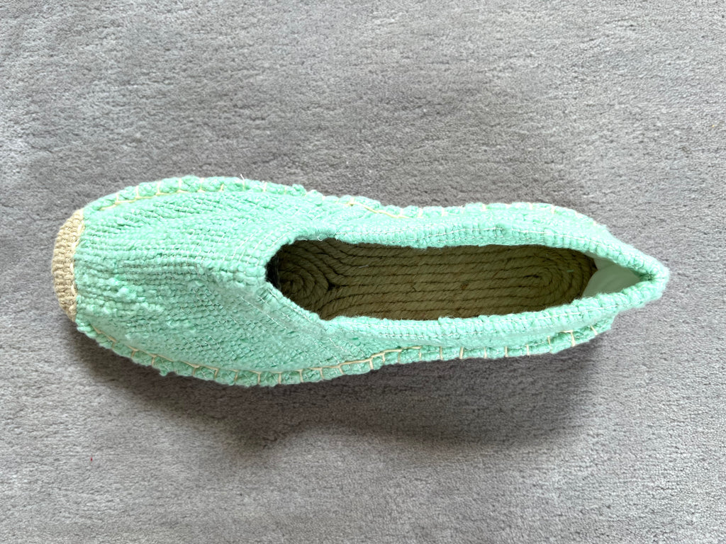 Les espadrilles Naturelles Jade dans leur grand écrin naturel en feuille de palmier