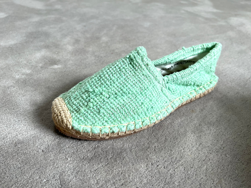 Les espadrilles Naturelles Jade dans leur grand écrin naturel en feuille de palmier