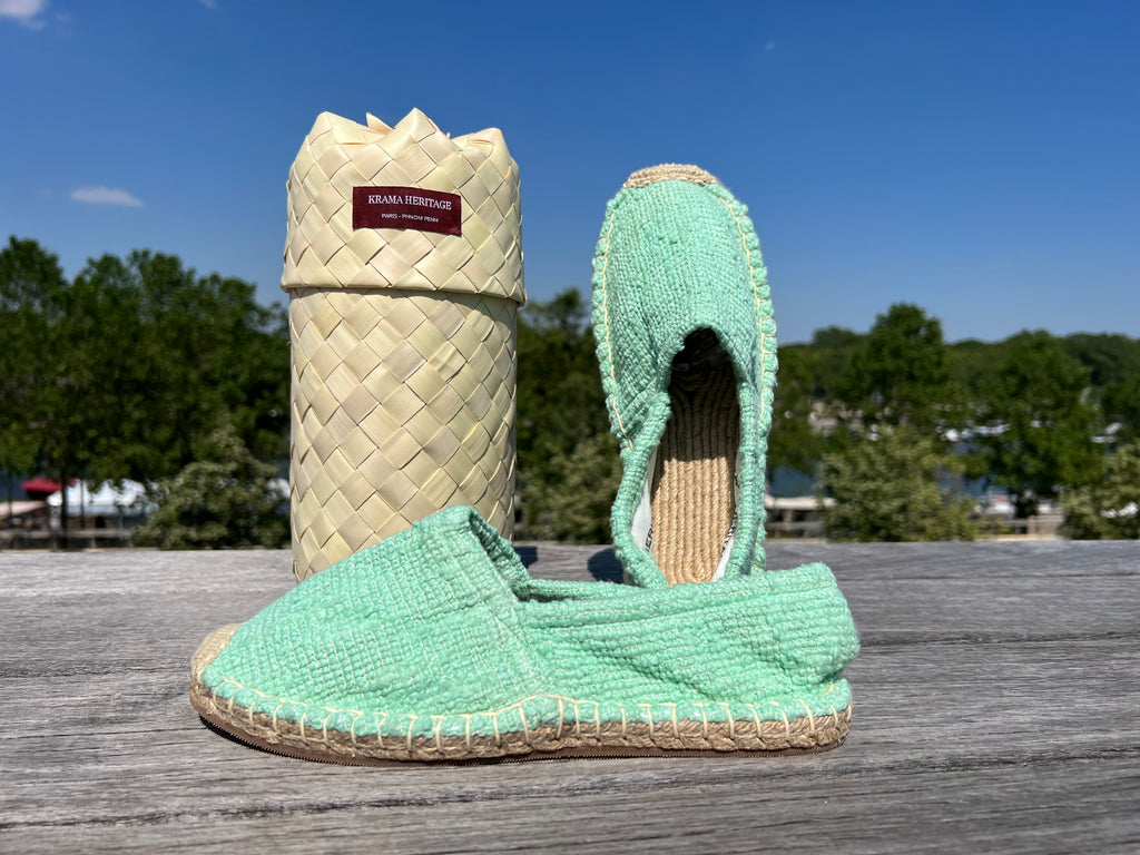 Les espadrilles Naturelles Jade dans leur grand écrin naturel en feuille de palmier
