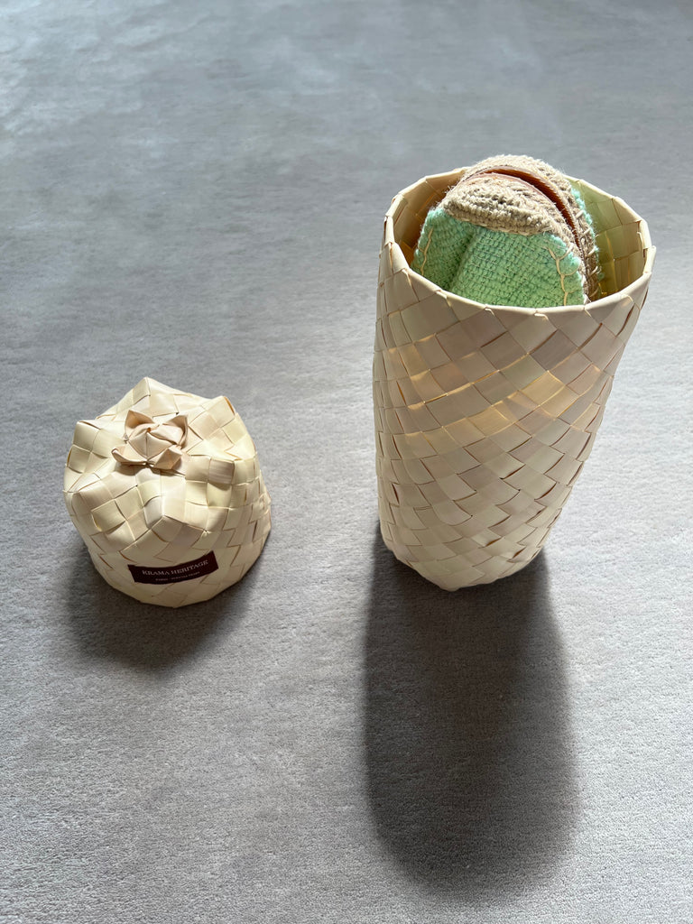 Les espadrilles Naturelles Jade dans leur grand écrin naturel en feuille de palmier
