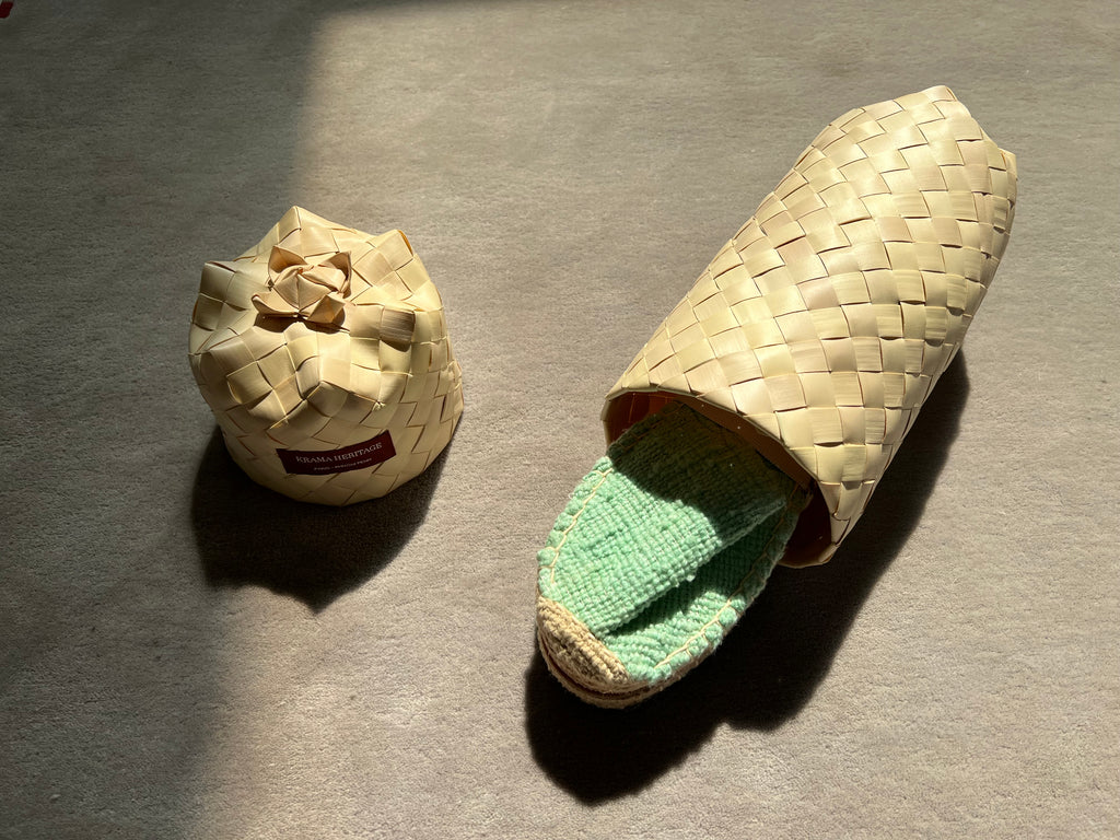 Les espadrilles Naturelles Jade dans leur grand écrin naturel en feuille de palmier