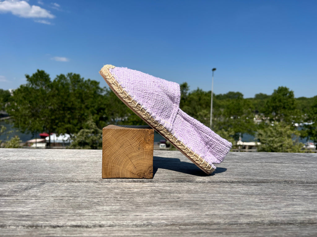 Les espadrilles Naturelles Parme dans leur grand écrin naturel en feuille de palmier