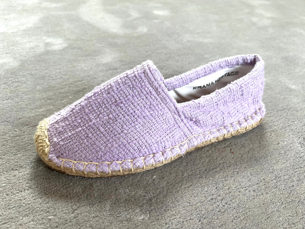 Les espadrilles Naturelles Parme dans leur grand écrin naturel en feuille de palmier