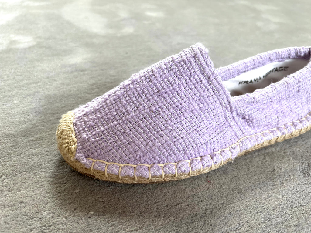 Les espadrilles Naturelles Parme dans leur grand écrin naturel en feuille de palmier