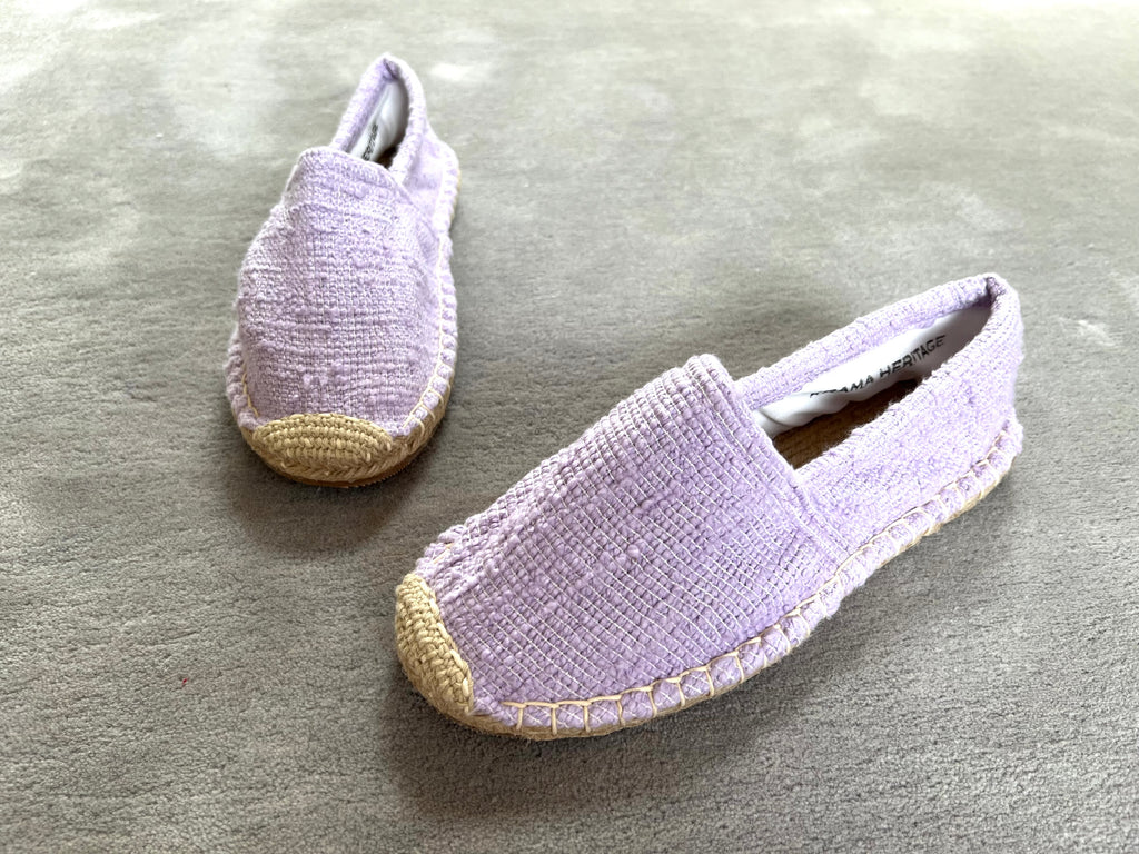 Les espadrilles Naturelles Parme dans leur grand écrin naturel en feuille de palmier