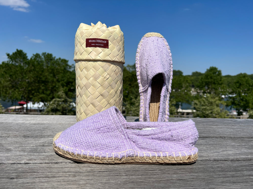 Les espadrilles Naturelles Parme dans leur grand écrin naturel en feuille de palmier