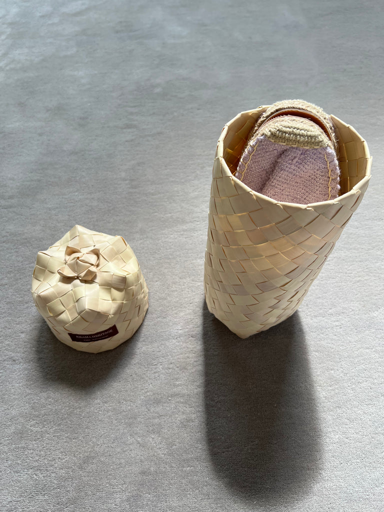 Les espadrilles Naturelles Parme dans leur grand écrin naturel en feuille de palmier