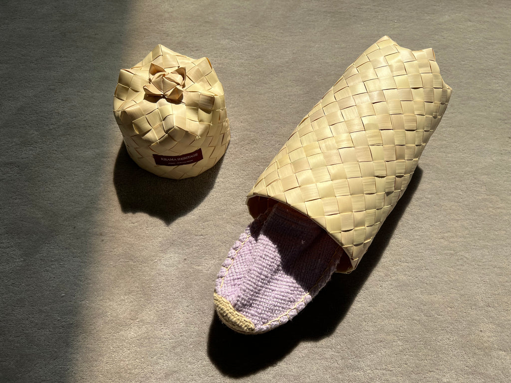 Les espadrilles Naturelles Parme dans leur grand écrin naturel en feuille de palmier