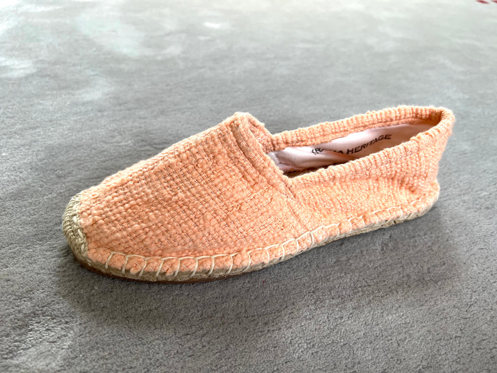 Les espadrilles Naturelles Pêche dans leur grand écrin naturel en feuille de palmier