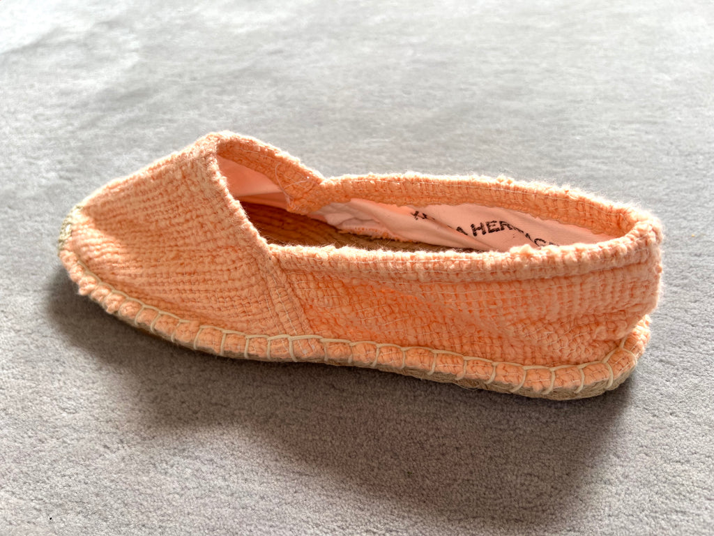 Les espadrilles Naturelles Pêche dans leur grand écrin naturel en feuille de palmier