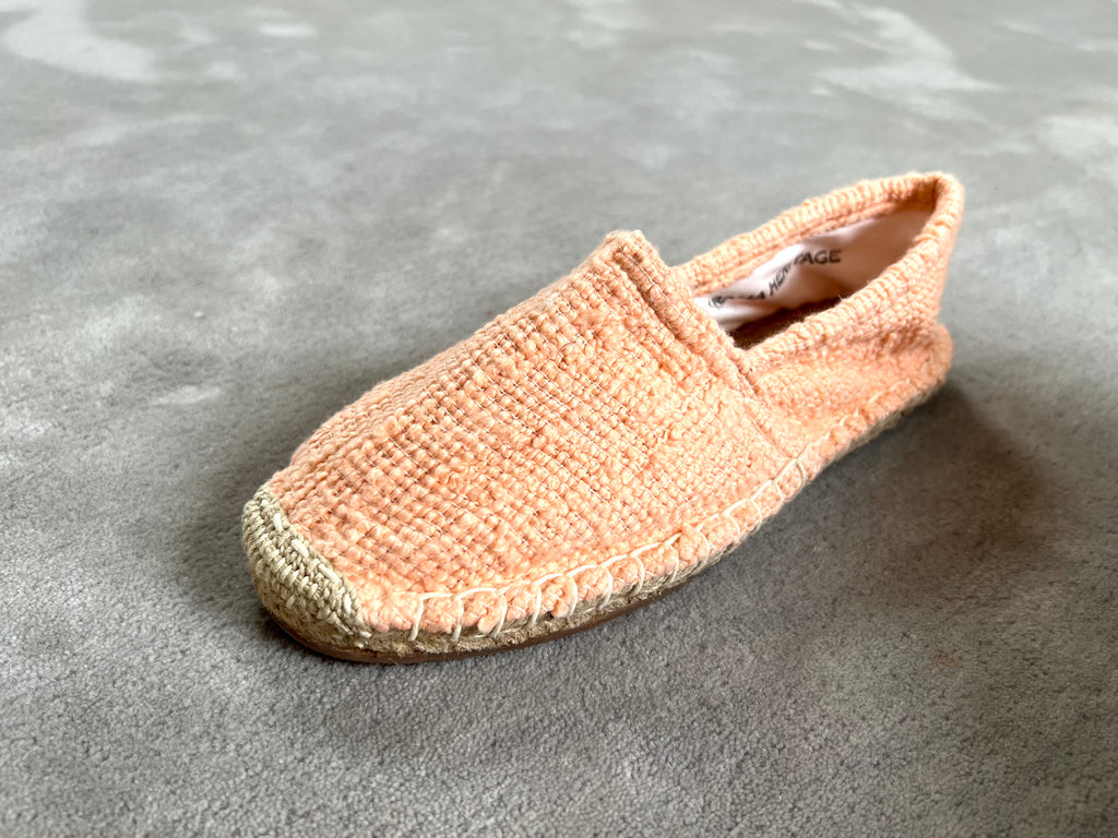 Les espadrilles Naturelles Pêche dans leur grand écrin naturel en feuille de palmier