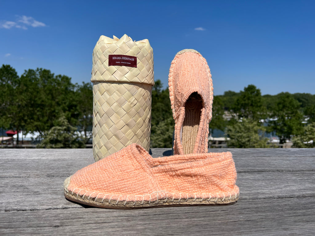 Les espadrilles Naturelles Pêche dans leur grand écrin naturel en feuille de palmier
