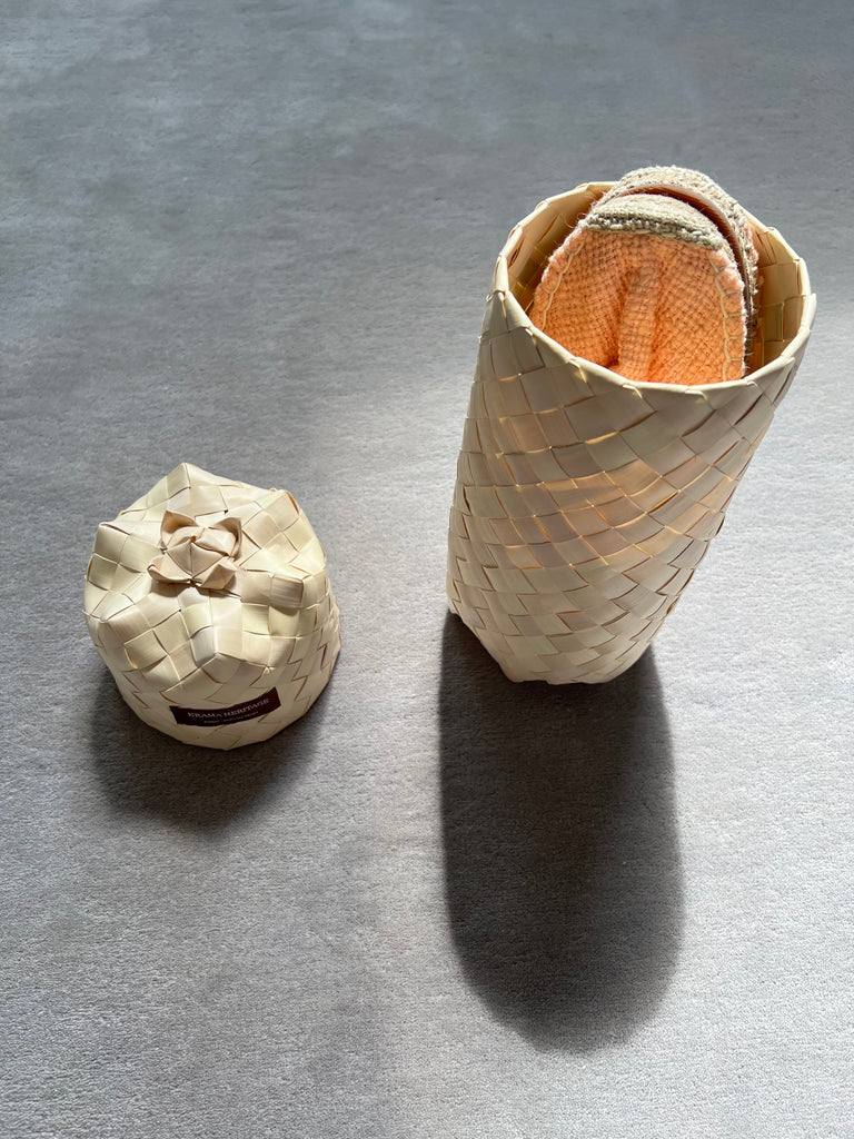 Les espadrilles Naturelles Pêche dans leur grand écrin naturel en feuille de palmier
