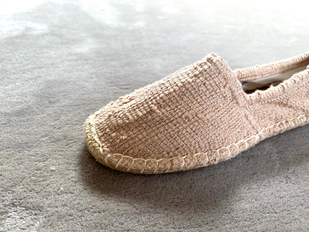 Les espadrilles Naturelles Sable dans leur grand écrin naturel en feuille de palmier