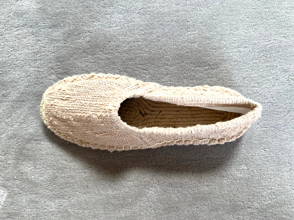 Les espadrilles Naturelles Sable dans leur grand écrin naturel en feuille de palmier
