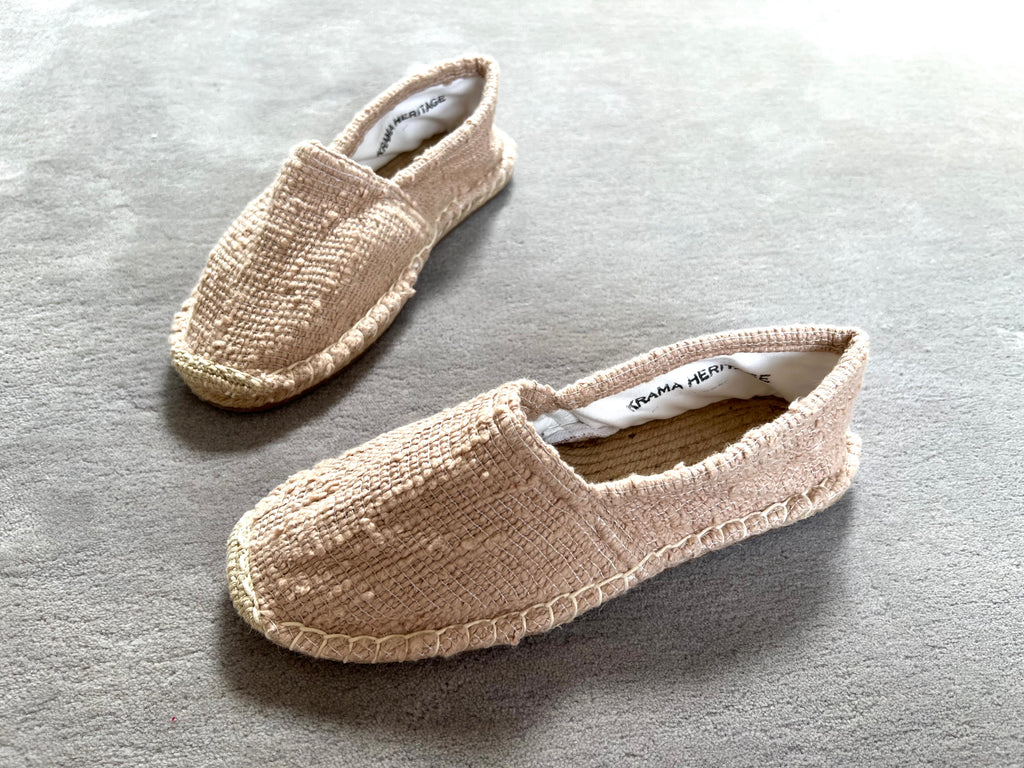 Les espadrilles Naturelles Sable dans leur grand écrin naturel en feuille de palmier