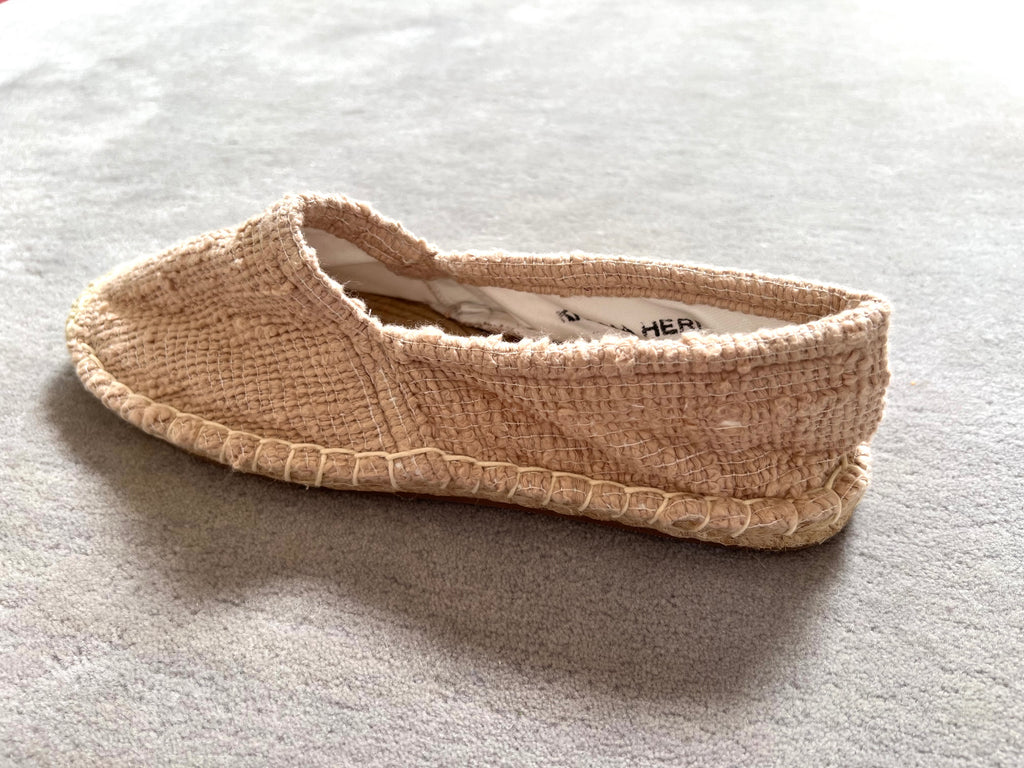 Les espadrilles Naturelles Sable dans leur grand écrin naturel en feuille de palmier